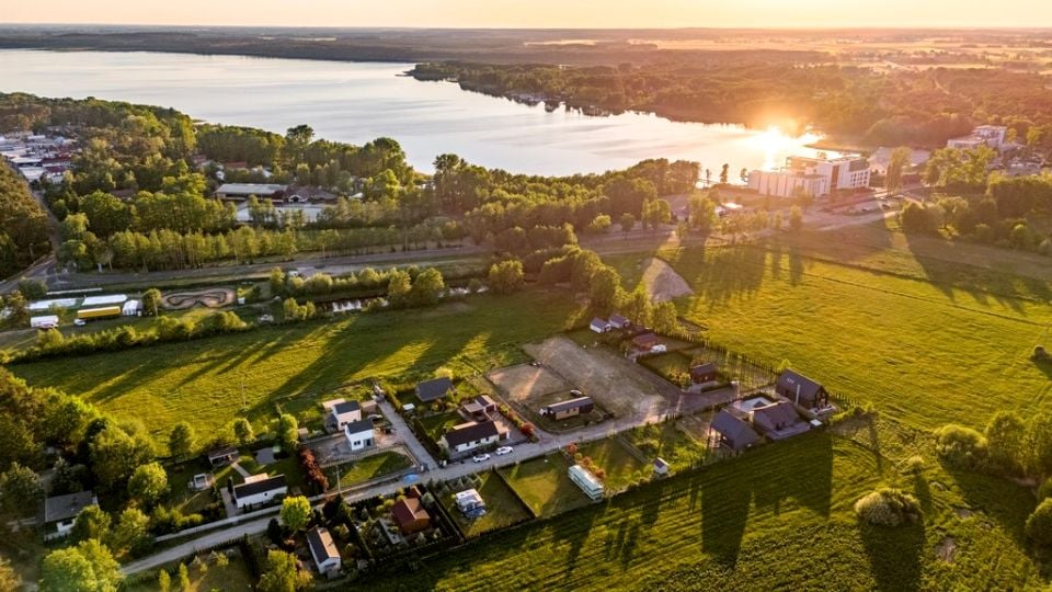Działka nad jeziorem