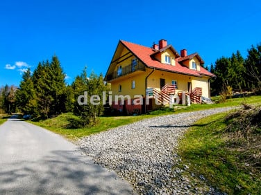 Dom z balkonem
