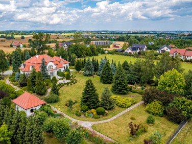 Dom z balkonem
