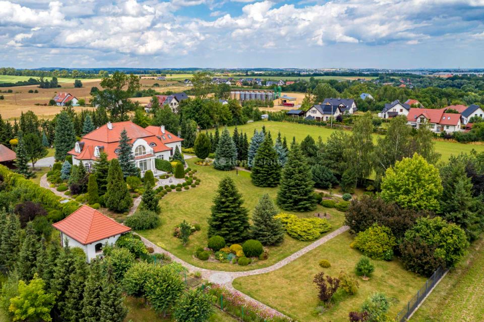 Dom z balkonem