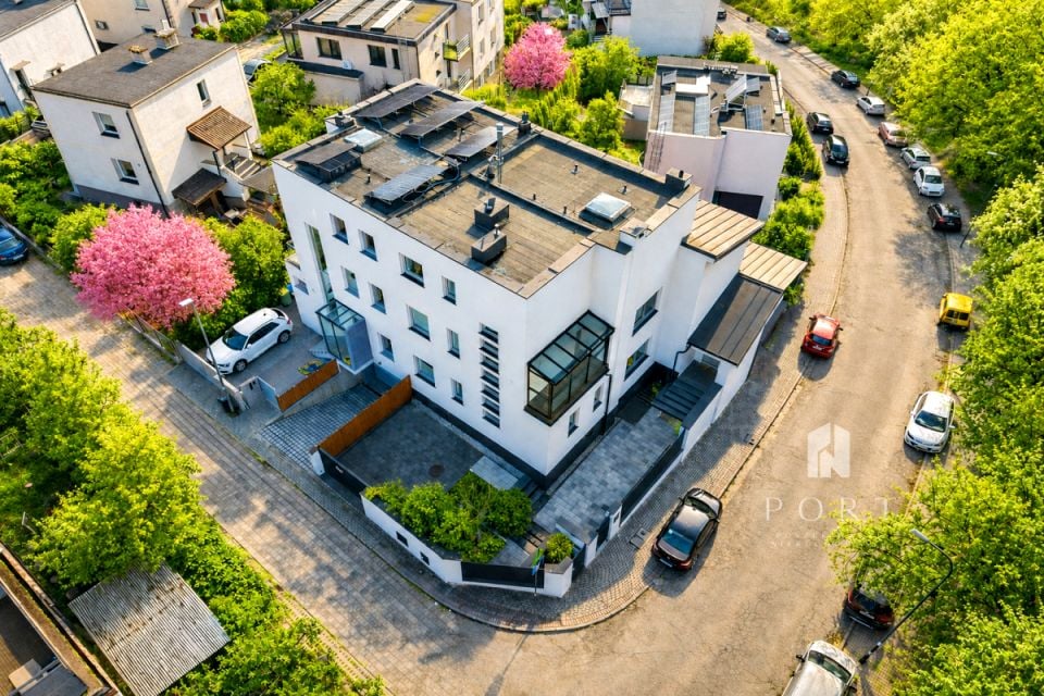 Dom z balkonem