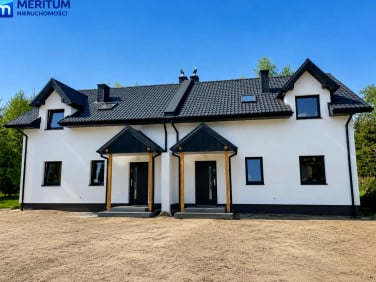 Dom z balkonem
