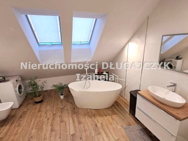 Dom z balkonem