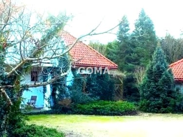 Dom z balkonem
