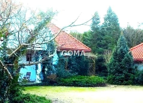 Dom z balkonem
