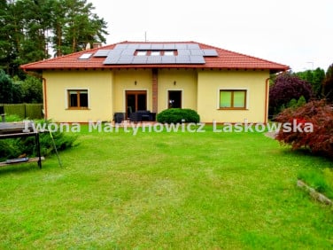 Dom z balkonem