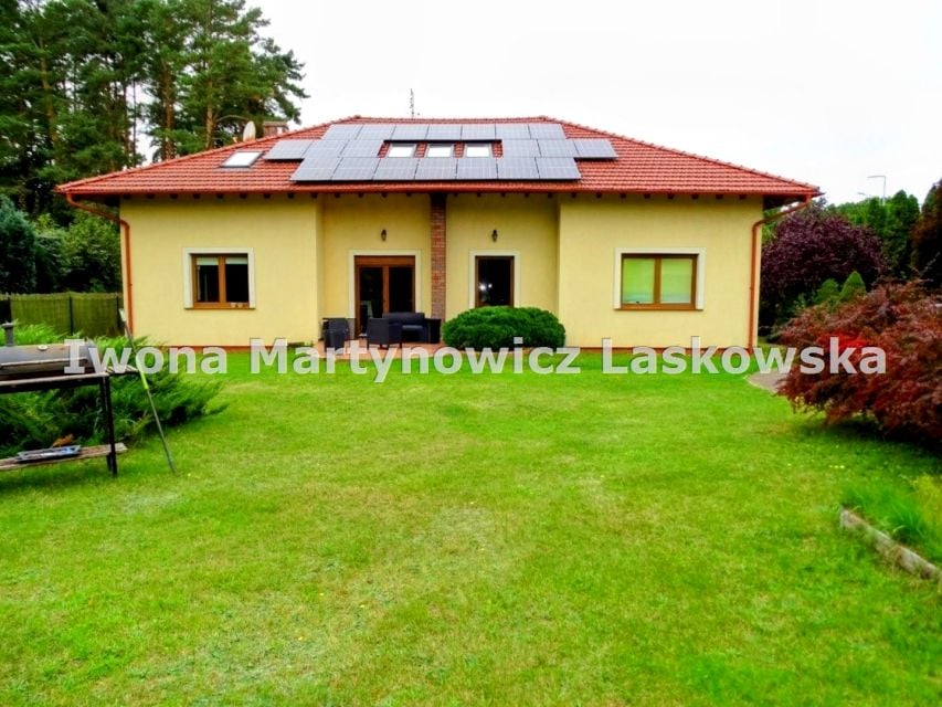 Dom z balkonem