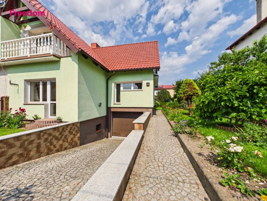 Dom z balkonem
