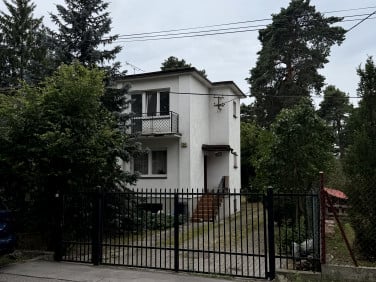 Dom z balkonem