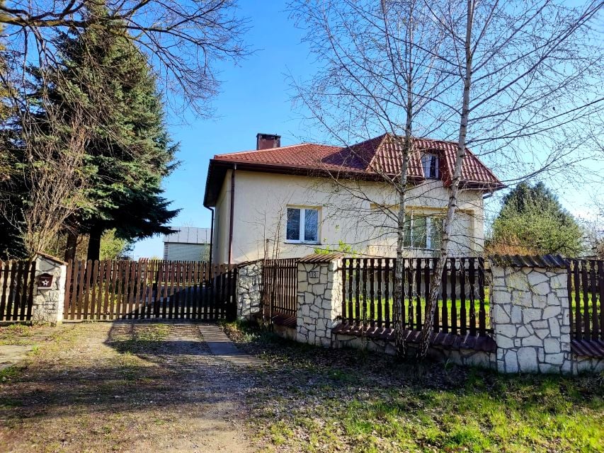 Dom z balkonem