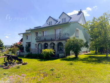 Dom z balkonem