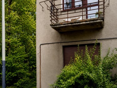 Dom z balkonem