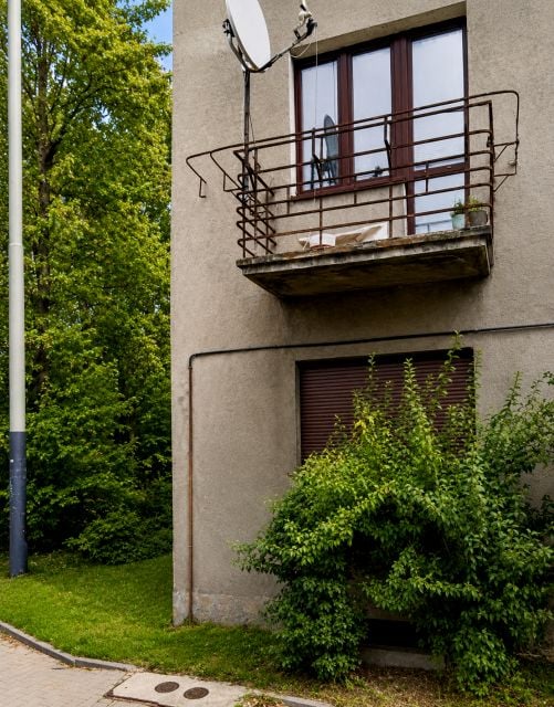 Dom z balkonem