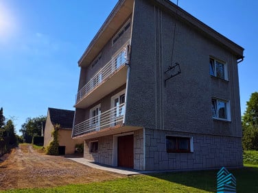 Dom z balkonem