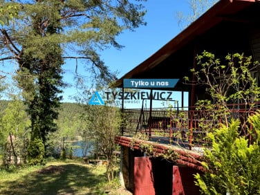 Dom z balkonem