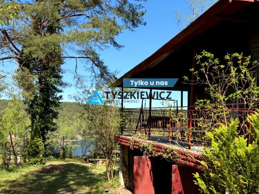 Dom z balkonem