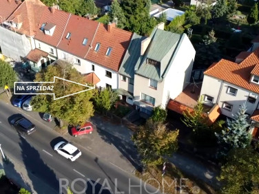 Dom z balkonem