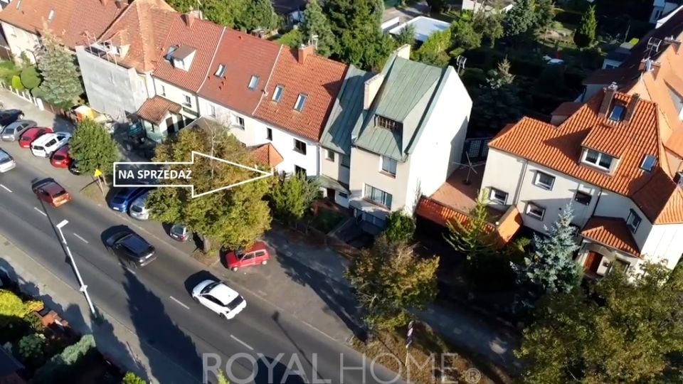 Dom z balkonem
