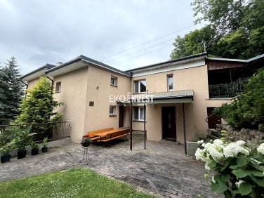 Dom z balkonem