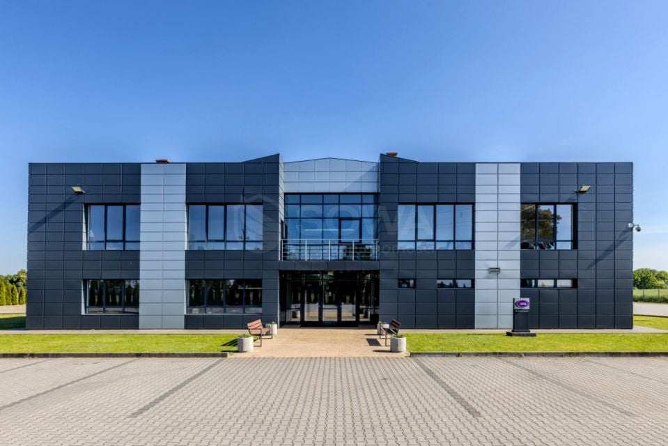 Magazyn nad jeziorem