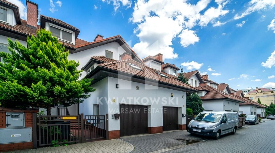 Dom z balkonem