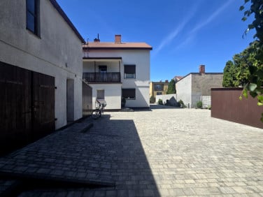 Dom z balkonem