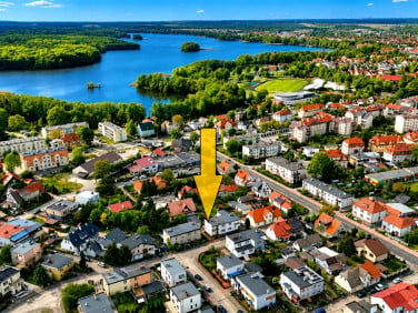 Dom z balkonem