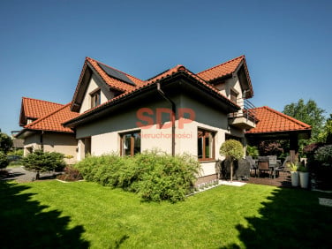 Dom z balkonem