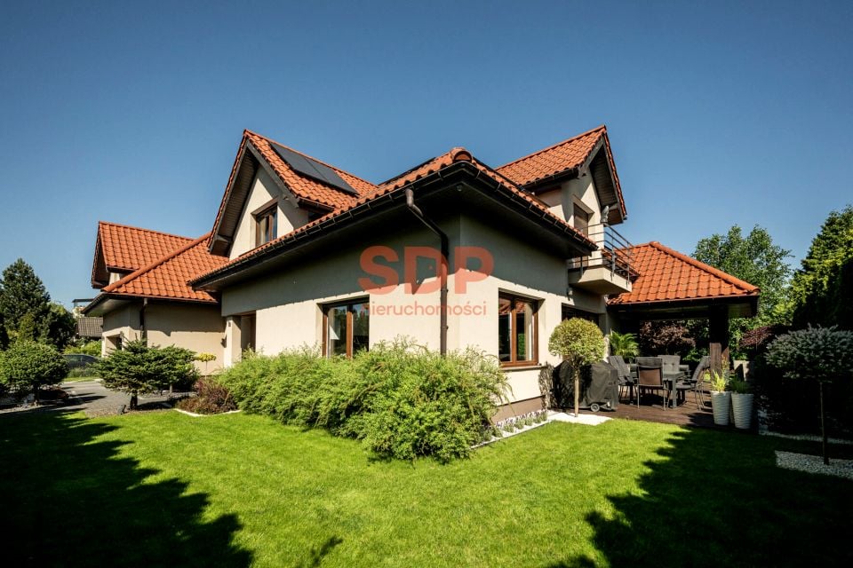 Dom z balkonem