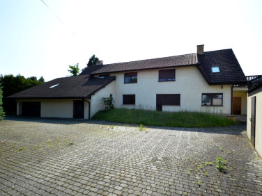 Dom z balkonem