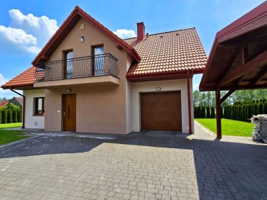 Dom z balkonem