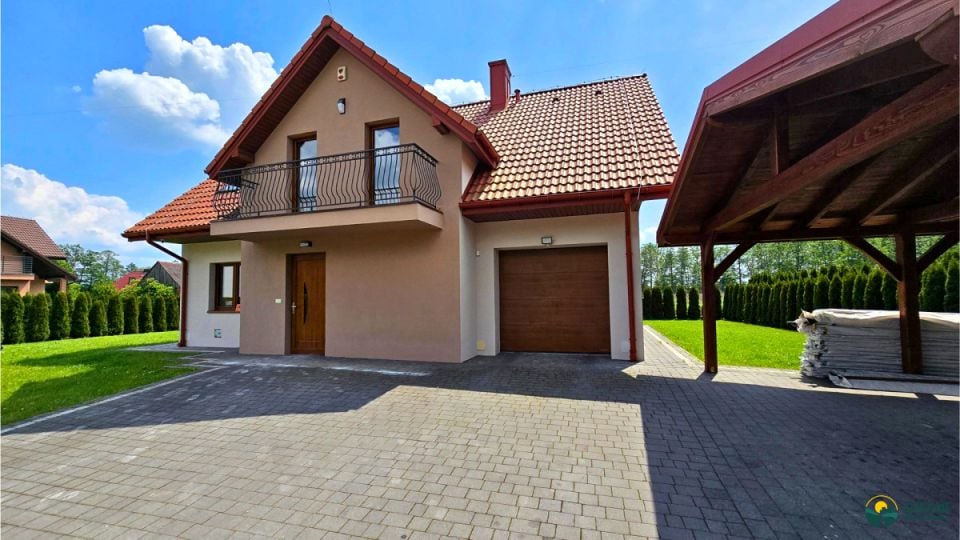 Dom z balkonem