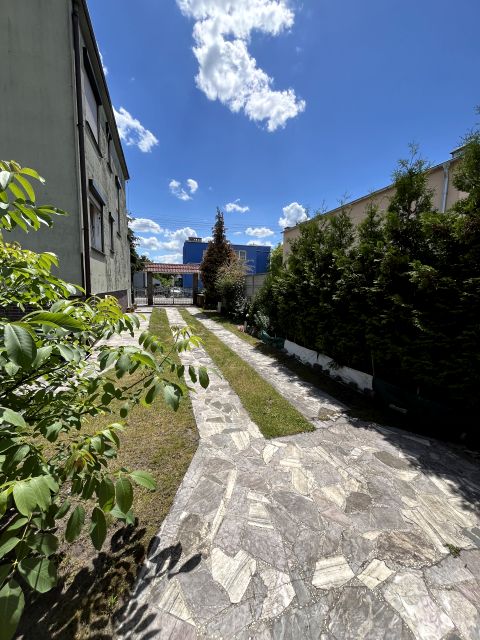 Dom z balkonem