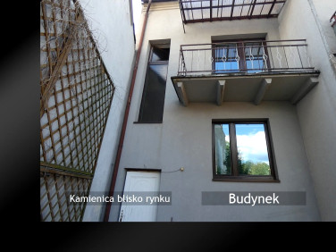 Dom z balkonem