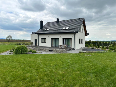 Dom z balkonem