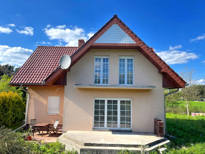 Dom z balkonem