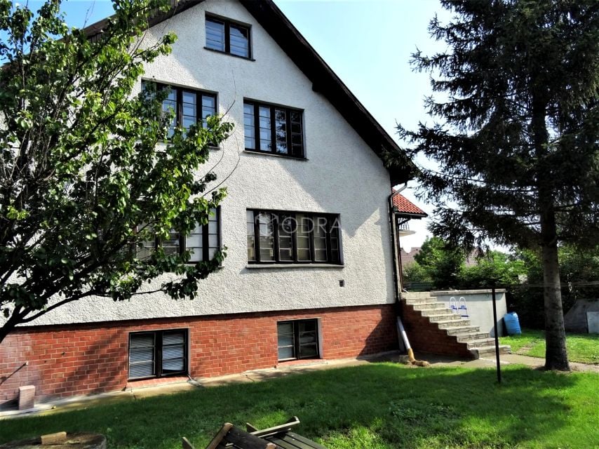 Dom z balkonem