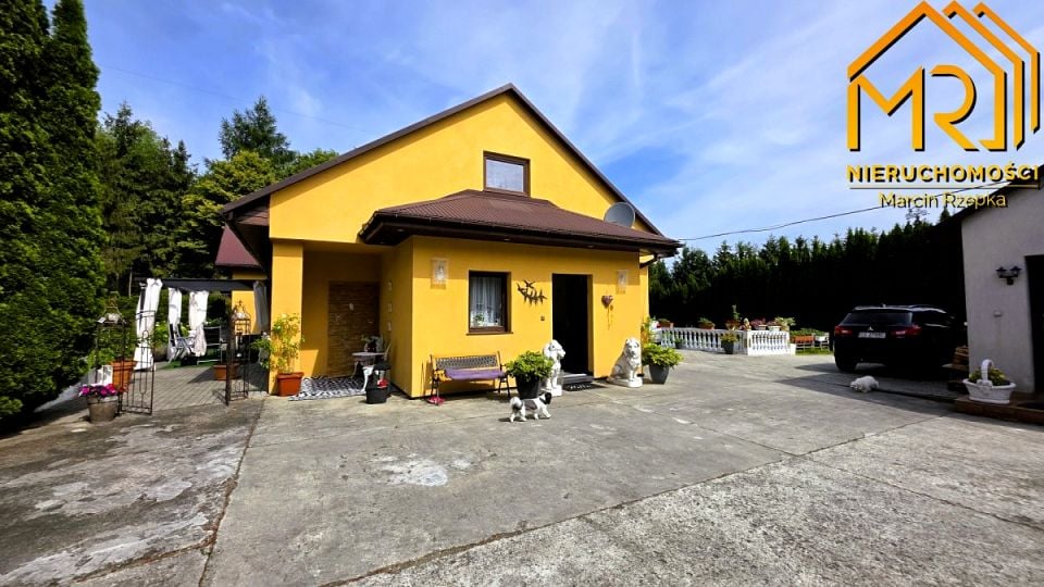 Dom z balkonem