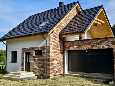 Dom z balkonem