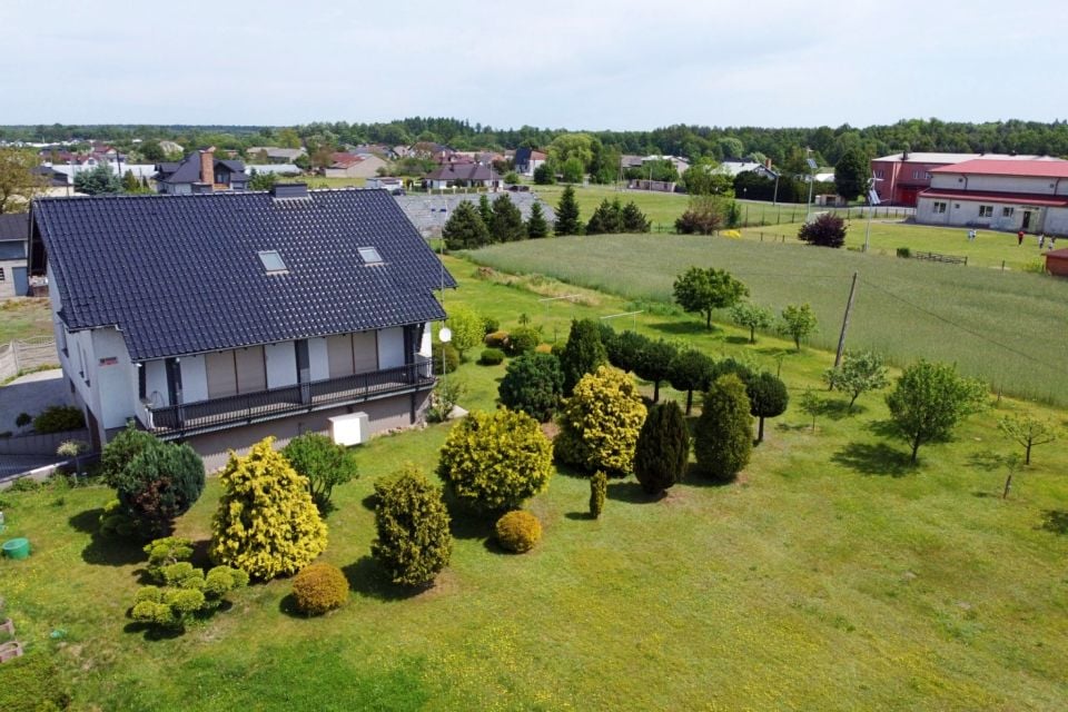 Dom z balkonem