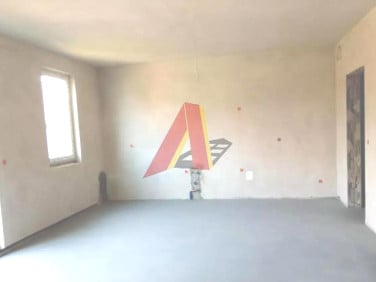 Dom z balkonem