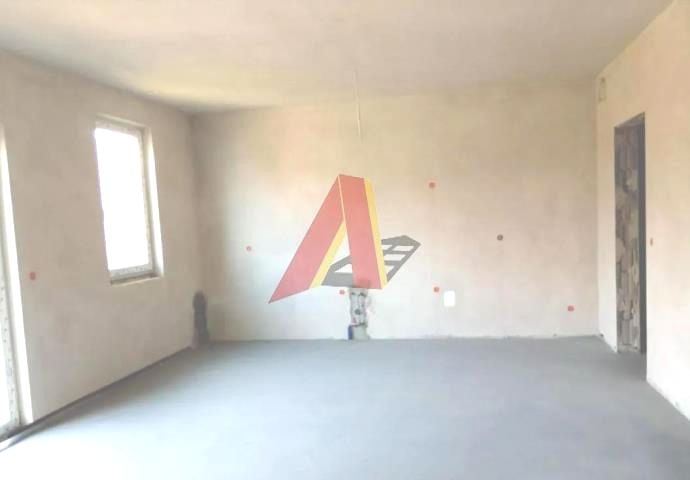 Dom z balkonem