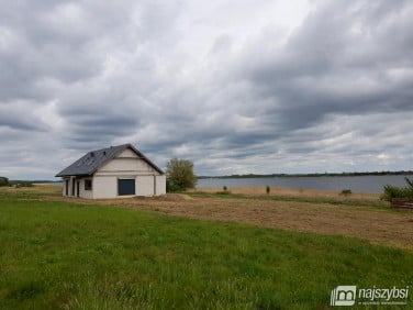 Dom z balkonem