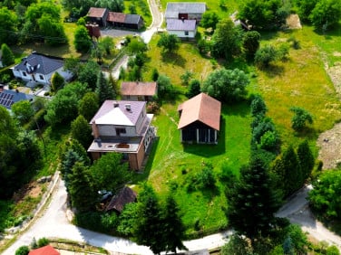 Dom z balkonem
