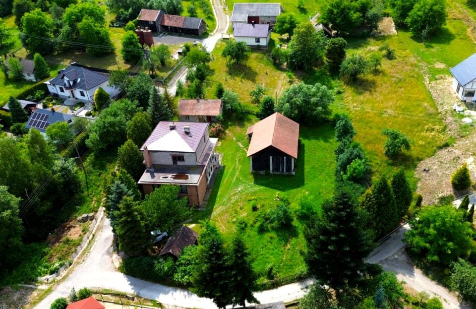 Dom z balkonem