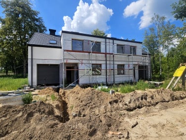 Dom z balkonem