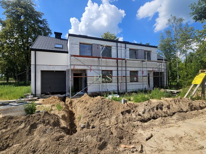 Dom z balkonem