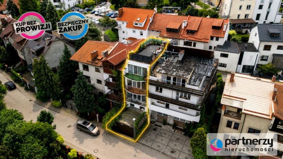 Dom z balkonem