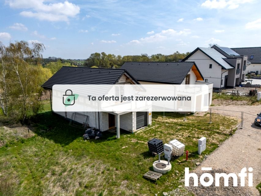 Dom z balkonem