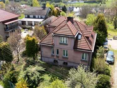 Dom z balkonem